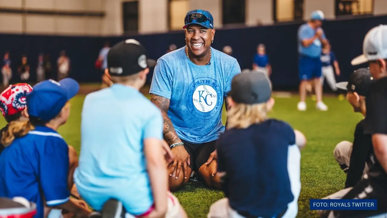 Salvador Perez en una academia de beisbol para chicos