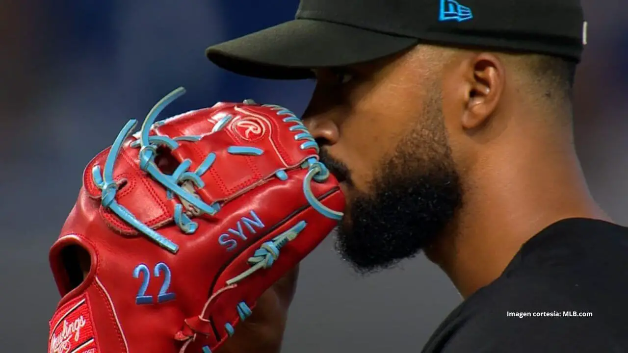 Sandy Alcántara alcanza las 99mph y hace soñar a los Marlins