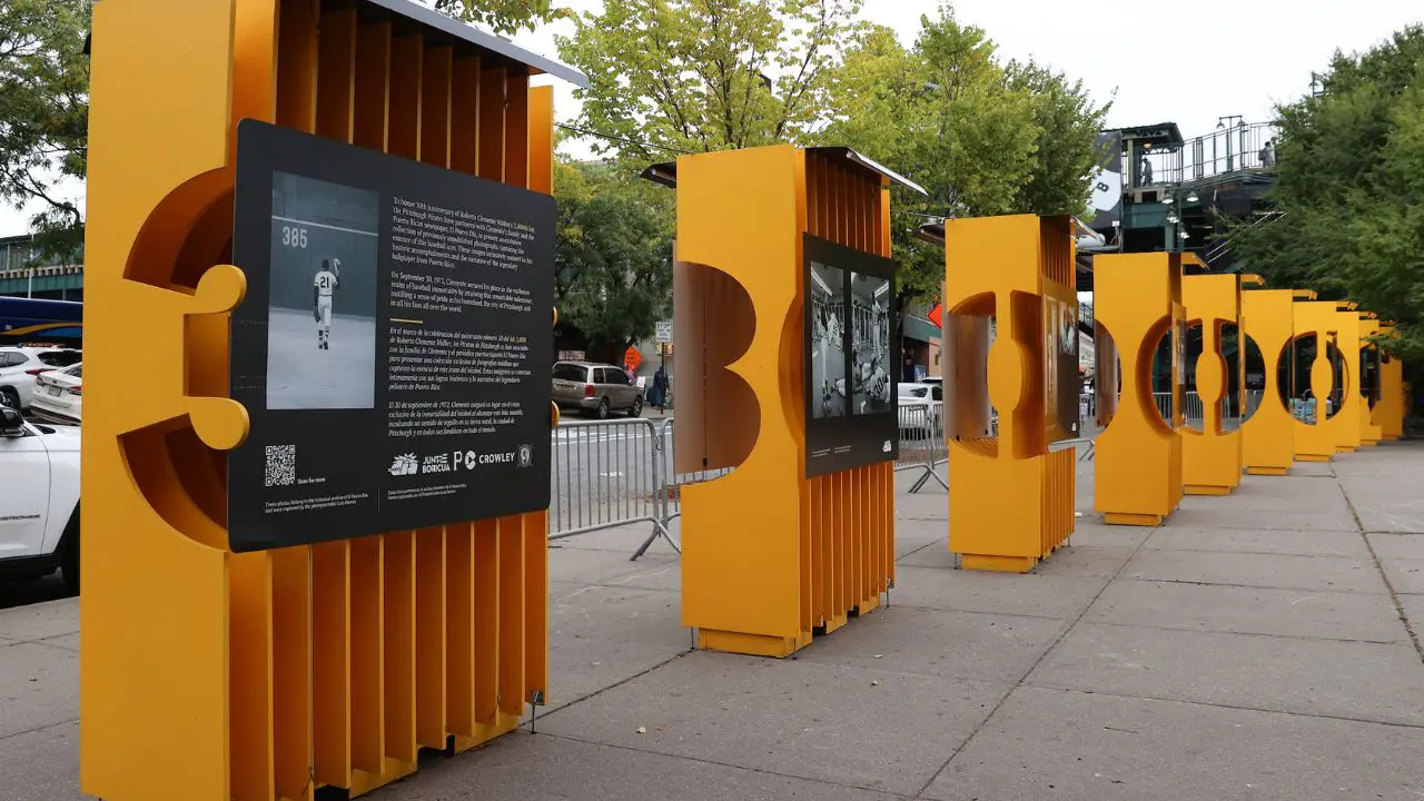 Fotos de Roberto Clemente afuera del Yankee Stadium