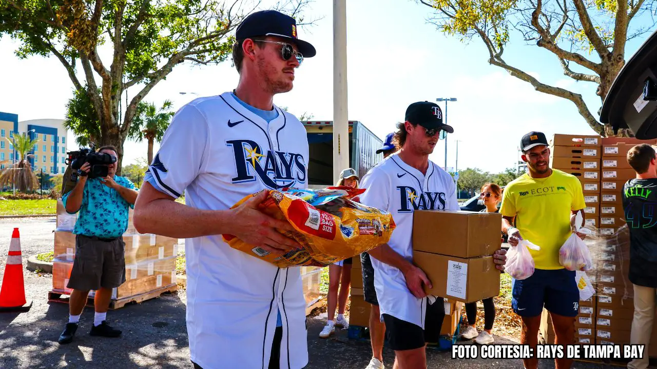 PERSONAL Y JUGADORES DE LOS RAYS AYUDAN CON LA LIMPIEZA DE ESCOMBROS Y REPARTEN ALIMENTOS