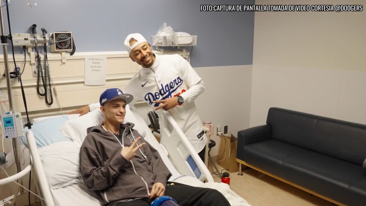 Mookie Betts visita hospital