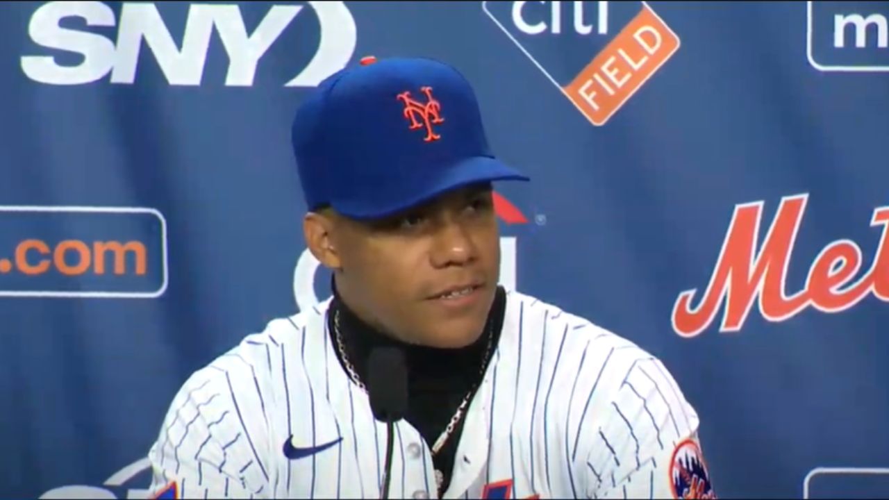 En una conferencia de prensa llena de entusiasmo, el jugador Juan Soto fue presentado oficialmente como el nuevo miembro de los Mets de Nueva York